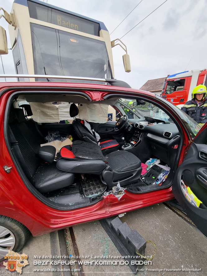 20220506 Menschenrettung nach Unfall Pkw gegen Badner-Bahn   Foto: FF Möllersdorf