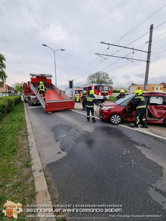 20220506 Menschenrettung nach Unfall Pkw gegen Badner-Bahn   Foto: FF Möllersdorf
