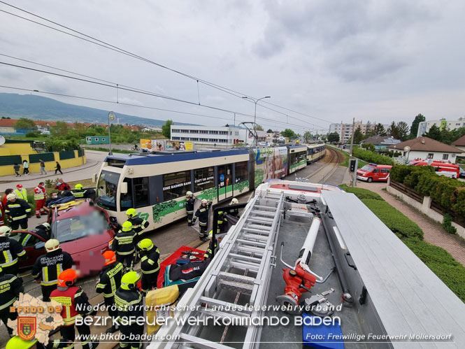 20220506 Menschenrettung nach Unfall Pkw gegen Badner-Bahn   Foto: FF Möllersdorf