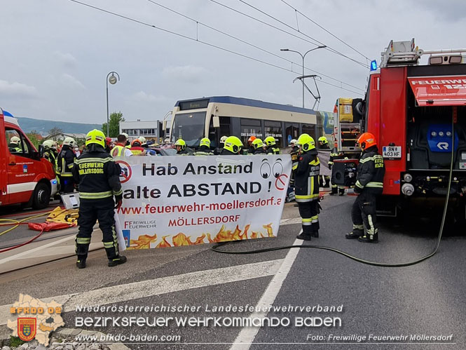 20220506 Menschenrettung nach Unfall Pkw gegen Badner-Bahn   Foto: FF Möllersdorf