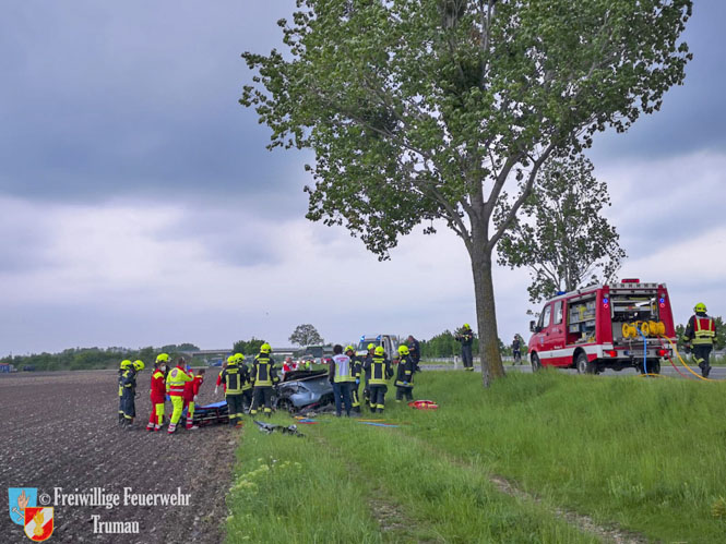20220507 Verkehrsunfall mit eingeklemmter Person auf der LB16 Foto: Freiwillige Feuerwehr Trumau 20220507 Verkehrsunfall mit eingeklemmter Person auf der LB16 Foto: Freiwillige Feuerwehr Trumau