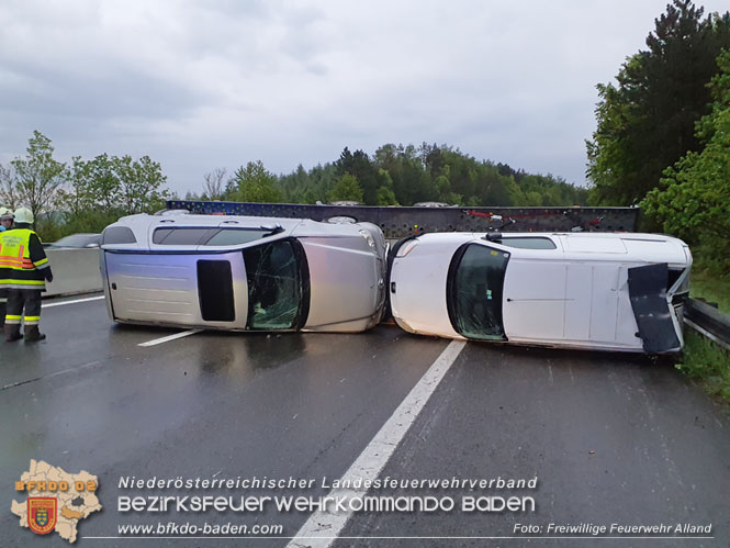 20220513 Umgestürzter Anhänger blockiert die Fahrbahn auf der A21  Foto: Freiwillige Feuerwehr Alland