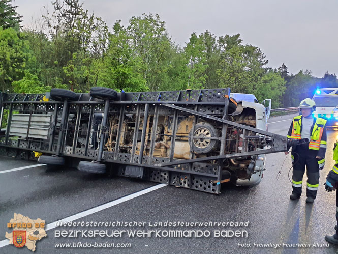 20220513 Umgestürzter Anhänger blockiert die Fahrbahn auf der A21  Foto: Freiwillige Feuerwehr Alland