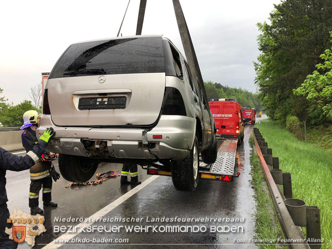 20220513 Umgestürzter Anhänger blockiert die Fahrbahn auf der A21  Foto: Freiwillige Feuerwehr Alland