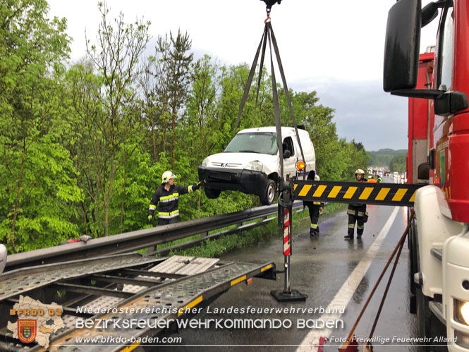 20220513 Umgestürzter Anhänger blockiert die Fahrbahn auf der A21  Foto: Freiwillige Feuerwehr Alland