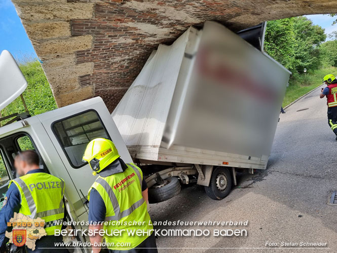20220617 Bergung Kleintransporter aus Wasserleitungs-Unterführung Pfaffstätten-Einöde   Foto: Stefan Schneider