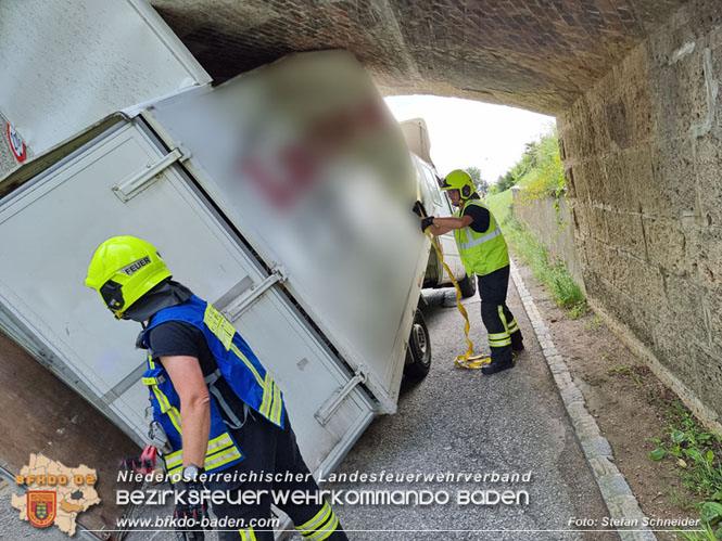 20220617 Bergung Kleintransporter aus Wasserleitungs-Unterführung Pfaffstätten-Einöde   Foto: Stefan Schneider