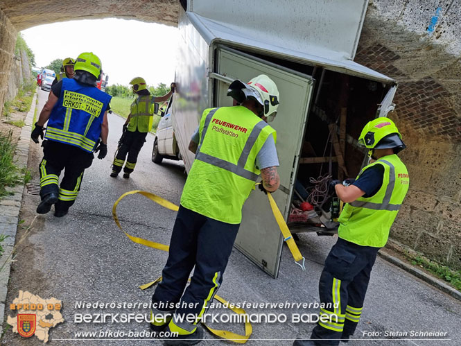 20220617 Bergung Kleintransporter aus Wasserleitungs-Unterführung Pfaffstätten-Einöde   Foto: Stefan Schneider