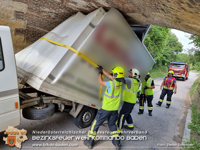 20220617 Bergung Kleintransporter aus Wasserleitungs-Unterführung Pfaffstätten-Einöde   Foto: Stefan Schneider