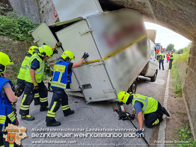 20220617 Bergung Kleintransporter aus Wasserleitungs-Unterführung Pfaffstätten-Einöde   Foto: Stefan Schneider