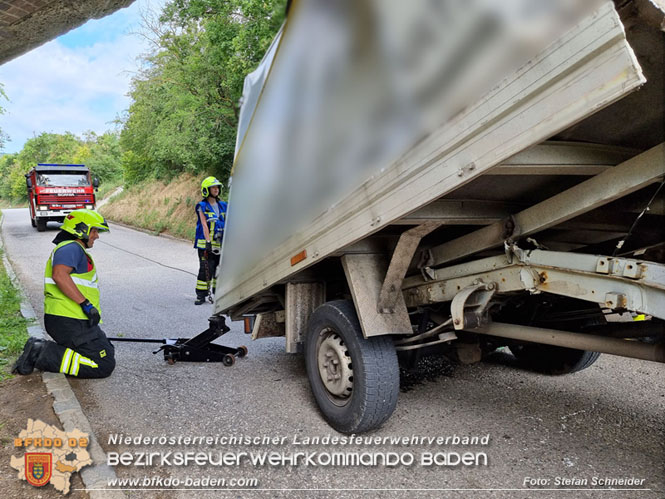 20220617 Bergung Kleintransporter aus Wasserleitungs-Unterführung Pfaffstätten-Einöde   Foto: Stefan Schneider