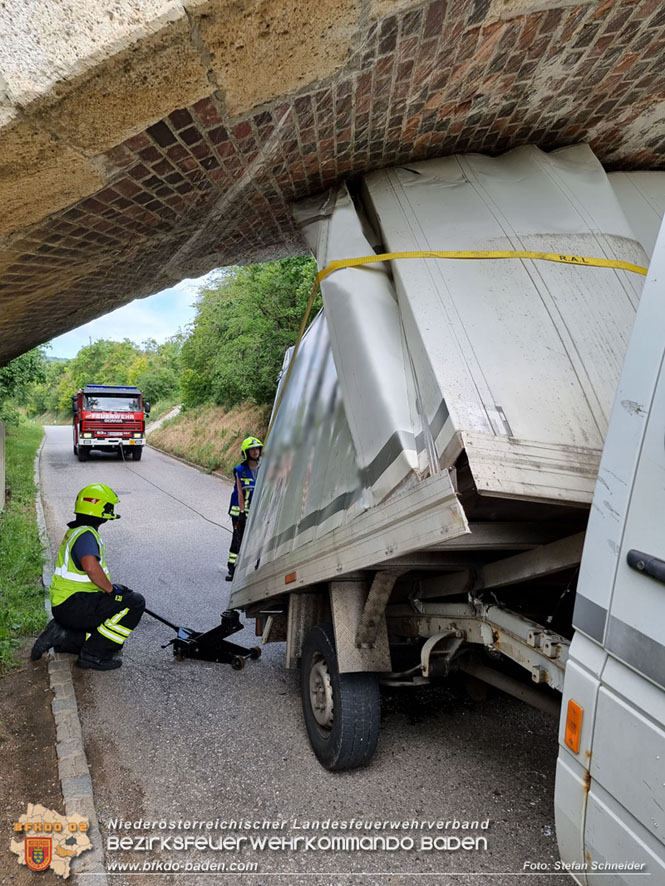 20220617 Bergung Kleintransporter aus Wasserleitungs-Unterführung Pfaffstätten-Einöde   Foto: Stefan Schneider