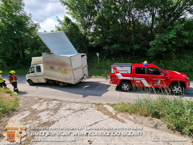20220617 Bergung Kleintransporter aus Wasserleitungs-Unterführung Pfaffstätten-Einöde   Foto: Stefan Schneider
