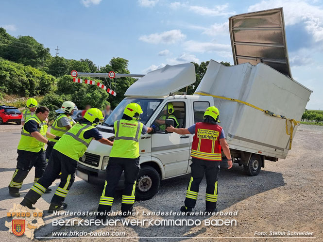 20220617 Bergung Kleintransporter aus Wasserleitungs-Unterführung Pfaffstätten-Einöde   Foto: Stefan Schneider