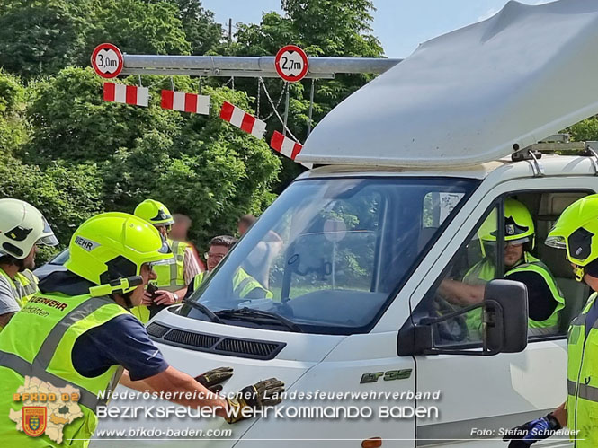 20220617 Bergung Kleintransporter aus Wasserleitungs-Unterführung Pfaffstätten-Einöde   Foto: Stefan Schneider