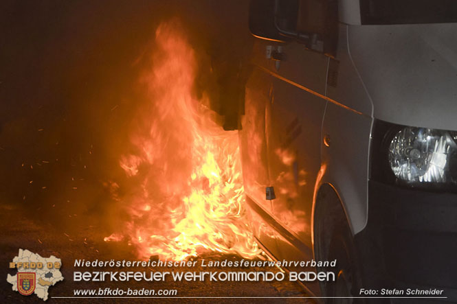 20220623 Nächtlicher Fahrzeugbrand in Baden Ortsteil Leesdorf Foto: Stefan Schneider 20220623 Nächtlicher Fahrzeugbrand in Baden Ortsteil Leesdorf Foto: Stefan Schneider