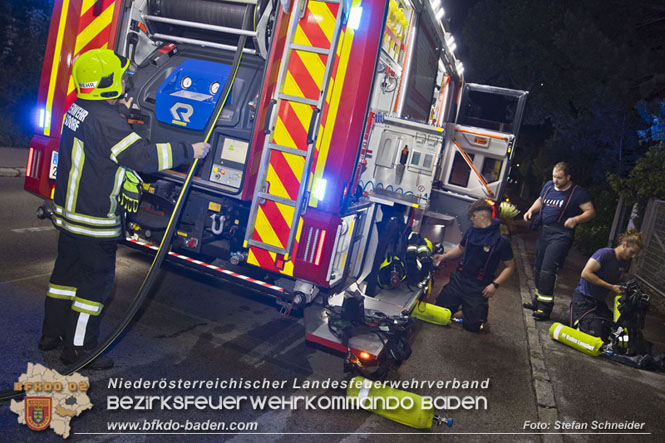 20220623 Nächtlicher Fahrzeugbrand in Baden Ortsteil Leesdorf Foto: Stefan Schneider 20220623 Nächtlicher Fahrzeugbrand in Baden Ortsteil Leesdorf Foto: Stefan Schneider