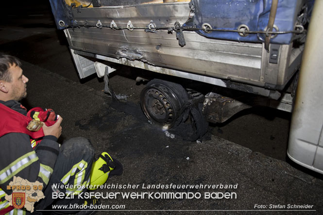 20220623 Nächtlicher Fahrzeugbrand in Baden Ortsteil Leesdorf Foto: Stefan Schneider 20220623 Nächtlicher Fahrzeugbrand in Baden Ortsteil Leesdorf Foto: Stefan Schneider