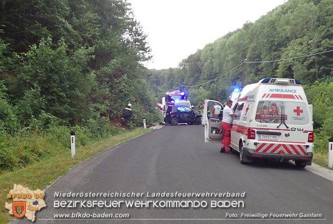20220630 Pensionist verunglückt mit Kleinwagen auf der L4007 im Gemeindegebiet Bad Vöslau-Gainfarn Foto: Freiwillige Feuerwehr Gainfarn 20220630 Pensionist verunglückt mit Kleinwagen auf der L4007 im Gemeindegebiet Bad Vöslau-Gainfarn Foto: Freiwillige Feuerwehr Gainfarn