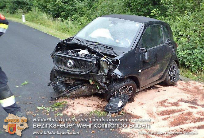20220630 Pensionist verunglückt mit Kleinwagen auf der L4007 im Gemeindegebiet Bad Vöslau-Gainfarn Foto: Freiwillige Feuerwehr Gainfarn 20220630 Pensionist verunglückt mit Kleinwagen auf der L4007 im Gemeindegebiet Bad Vöslau-Gainfarn Foto: Freiwillige Feuerwehr Gainfarn