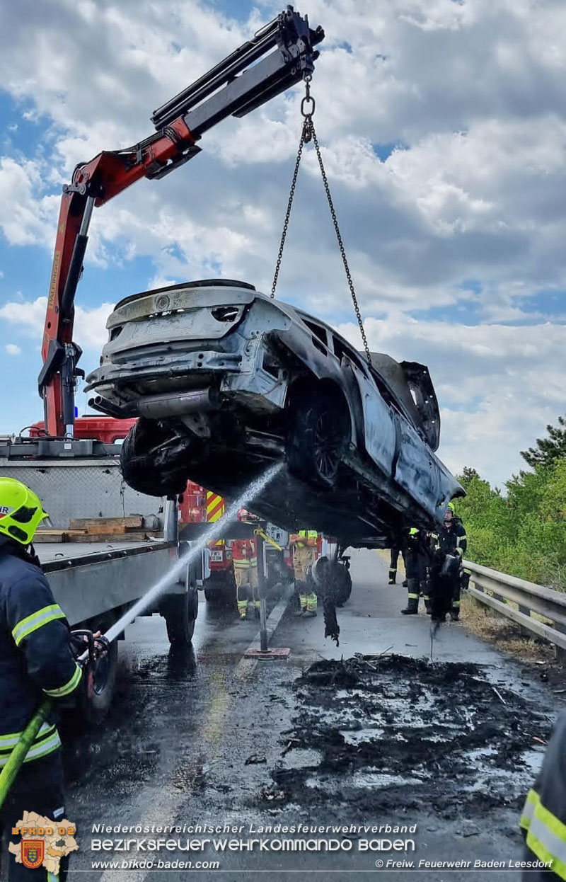 20220716 Fahrzeugbrand auf der A2 bei Leobersdorf   Foto: Freiwillige Feuerwehr Baden-Leesdorf