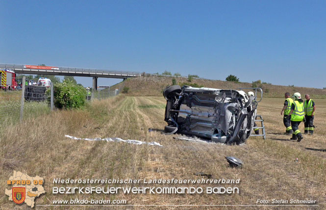 20220725 Spektakulärer Verkehrsunfall auf der A2 Südautobahn im Gemeindegebiet Traiskirchen  Foto: Stefan Schneider BFKDO BADEN
