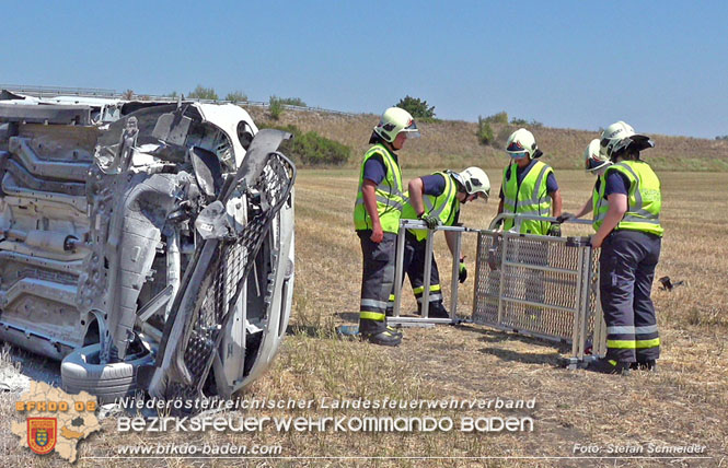 20220725 Spektakulärer Verkehrsunfall auf der A2 Südautobahn im Gemeindegebiet Traiskirchen  Foto: Stefan Schneider BFKDO BADEN