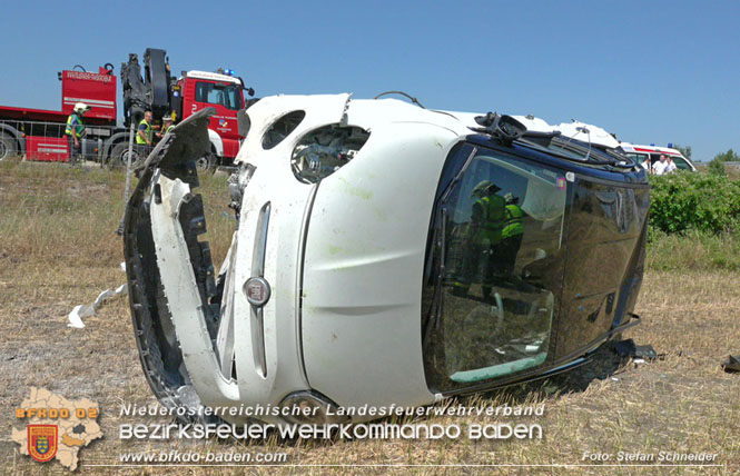 20220725 Spektakulärer Verkehrsunfall auf der A2 Südautobahn im Gemeindegebiet Traiskirchen  Foto: Stefan Schneider BFKDO BADEN