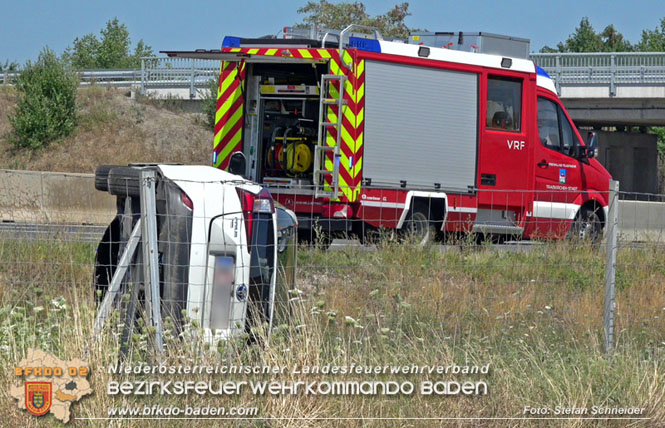 20220725 Spektakulärer Verkehrsunfall auf der A2 Südautobahn im Gemeindegebiet Traiskirchen  Foto: Stefan Schneider BFKDO BADEN