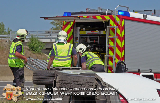 20220725 Spektakulärer Verkehrsunfall auf der A2 Südautobahn im Gemeindegebiet Traiskirchen  Foto: Stefan Schneider BFKDO BADEN