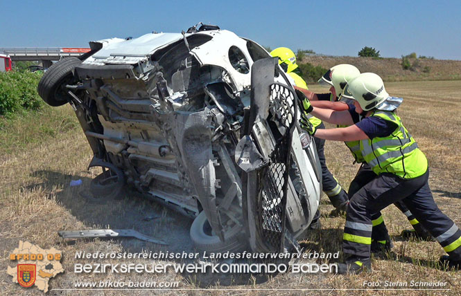20220725 Spektakulärer Verkehrsunfall auf der A2 Südautobahn im Gemeindegebiet Traiskirchen  Foto: Stefan Schneider BFKDO BADEN