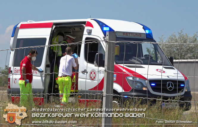20220725 Spektakulärer Verkehrsunfall auf der A2 Südautobahn im Gemeindegebiet Traiskirchen  Foto: Stefan Schneider BFKDO BADEN