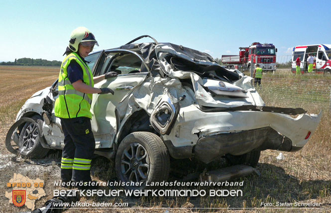 20220725 Spektakulärer Verkehrsunfall auf der A2 Südautobahn im Gemeindegebiet Traiskirchen  Foto: Stefan Schneider BFKDO BADEN