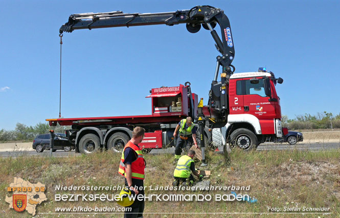 20220725 Spektakulärer Verkehrsunfall auf der A2 Südautobahn im Gemeindegebiet Traiskirchen  Foto: Stefan Schneider BFKDO BADEN