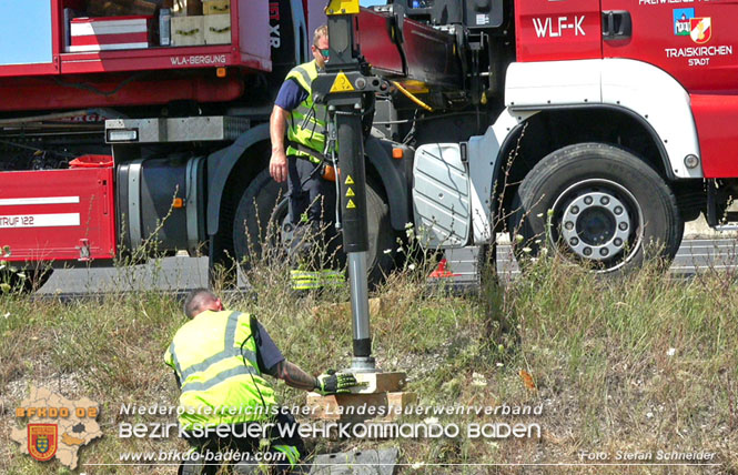20220725 Spektakulärer Verkehrsunfall auf der A2 Südautobahn im Gemeindegebiet Traiskirchen  Foto: Stefan Schneider BFKDO BADEN