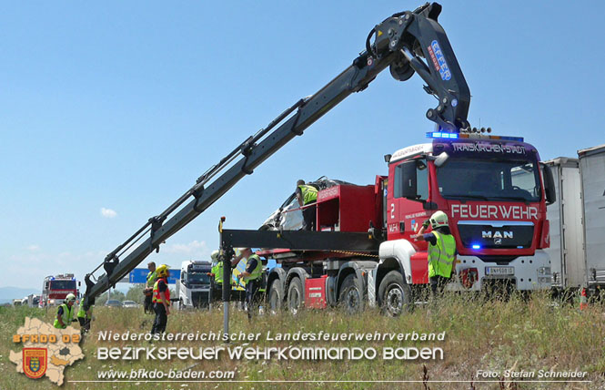 20220725 Spektakulärer Verkehrsunfall auf der A2 Südautobahn im Gemeindegebiet Traiskirchen  Foto: Stefan Schneider BFKDO BADEN
