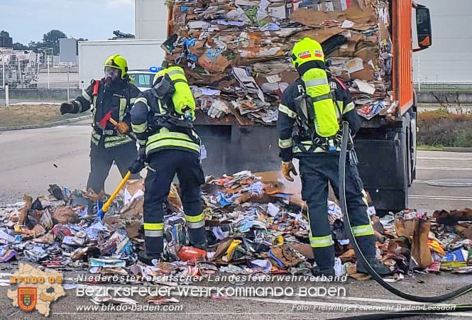 20220726 Ladung von Altpapiersammelfahrzeug geriet in Brand in Baden Ortsteil Leesdorf Foto: Stefan Wagner / Freiwillige Feuerwehr Baden-Leesdorf 20220726 Ladung von Altpapiersammelfahrzeug geriet in Brand in Baden Ortsteil Leesdorf Foto: Stefan Wagner / Freiwillige Feuerwehr Baden-Leesdorf