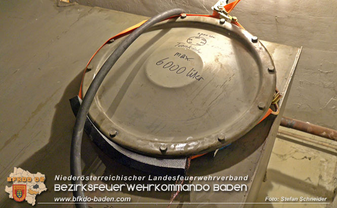 20220802 20220802 Schadstoffeinsatz wegen Gebrechen an Heizöl-Tank in Baden Ortsteil Leesdorf Foto: Stefan Schneider BFK BADEN 20220802 20220802 Schadstoffeinsatz wegen Gebrechen an Heizöl-Tank in Baden Ortsteil Leesdorf Foto: Stefan Schneider BFK BADEN