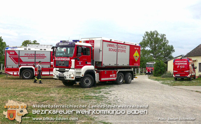 20220802 20220802 Schadstoffeinsatz wegen Gebrechen an Heizöl-Tank in Baden Ortsteil Leesdorf Foto: Stefan Schneider BFK BADEN 20220802 20220802 Schadstoffeinsatz wegen Gebrechen an Heizöl-Tank in Baden Ortsteil Leesdorf Foto: Stefan Schneider BFK BADEN