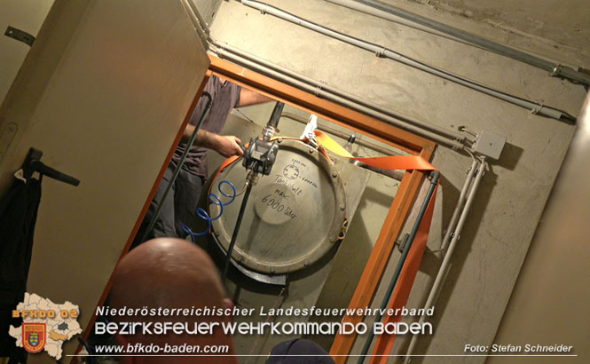 20220802 20220802 Schadstoffeinsatz wegen Gebrechen an Heizöl-Tank in Baden Ortsteil Leesdorf Foto: Stefan Schneider BFK BADEN 20220802 20220802 Schadstoffeinsatz wegen Gebrechen an Heizöl-Tank in Baden Ortsteil Leesdorf Foto: Stefan Schneider BFK BADEN
