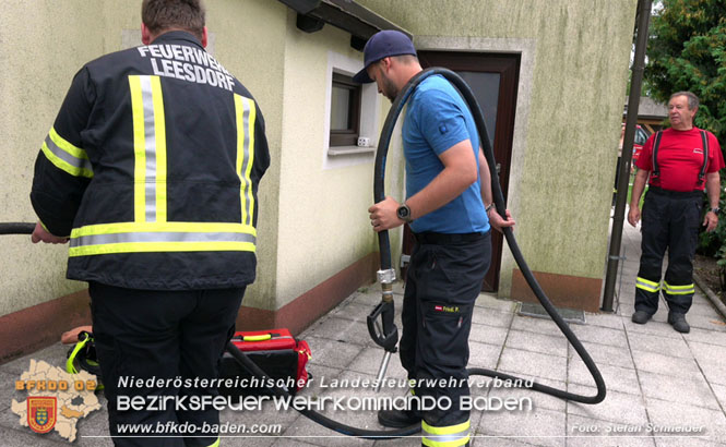 20220802 20220802 Schadstoffeinsatz wegen Gebrechen an Heizöl-Tank in Baden Ortsteil Leesdorf Foto: Stefan Schneider BFK BADEN 20220802 20220802 Schadstoffeinsatz wegen Gebrechen an Heizöl-Tank in Baden Ortsteil Leesdorf Foto: Stefan Schneider BFK BADEN