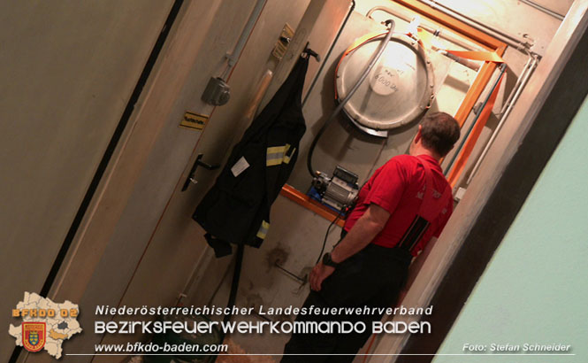 20220802 20220802 Schadstoffeinsatz wegen Gebrechen an Heizöl-Tank in Baden Ortsteil Leesdorf Foto: Stefan Schneider BFK BADEN 20220802 20220802 Schadstoffeinsatz wegen Gebrechen an Heizöl-Tank in Baden Ortsteil Leesdorf Foto: Stefan Schneider BFK BADEN