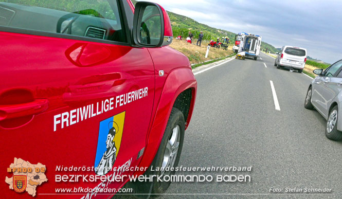 20220806 Alarmierte Menschrettung nach Verkehrsunfall auf der Weinbergstrasse L151 zwischen Gumpoldskirchen und Pfaffstätten   Foto: Stefan Schneider BFK BADEN