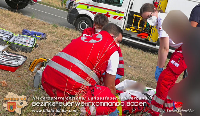 20220806 Alarmierte Menschrettung nach Verkehrsunfall auf der Weinbergstrasse L151 zwischen Gumpoldskirchen und Pfaffstätten   Foto: Stefan Schneider BFK BADEN