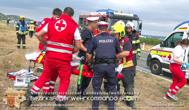 20220806 Alarmierte Menschrettung nach Verkehrsunfall auf der Weinbergstrasse L151 zwischen Gumpoldskirchen und Pfaffstätten   Foto: Stefan Schneider BFK BADEN