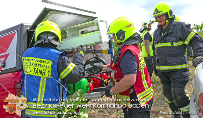 20220806 Alarmierte Menschrettung nach Verkehrsunfall auf der Weinbergstrasse L151 zwischen Gumpoldskirchen und Pfaffstätten   Foto: Stefan Schneider BFK BADEN