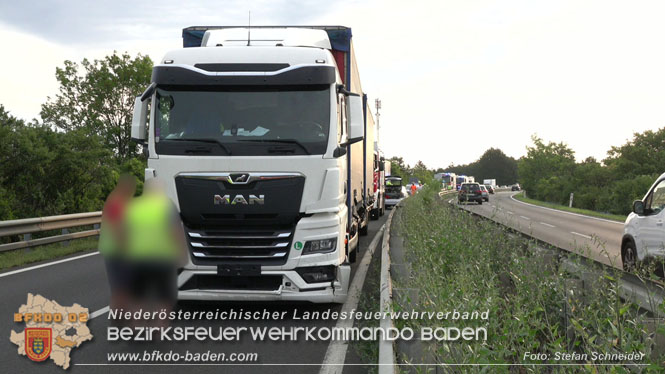 20220808 Verkehrsunfall auf der Abfahrtsrampe A2 Leobersdorf   Foto: Stefan Schneider BFKDO BADEN