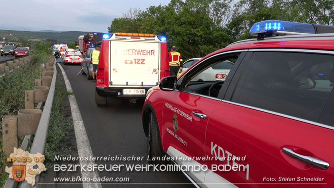 20220808 Verkehrsunfall auf der Abfahrtsrampe A2 Leobersdorf   Foto: Stefan Schneider BFKDO BADEN