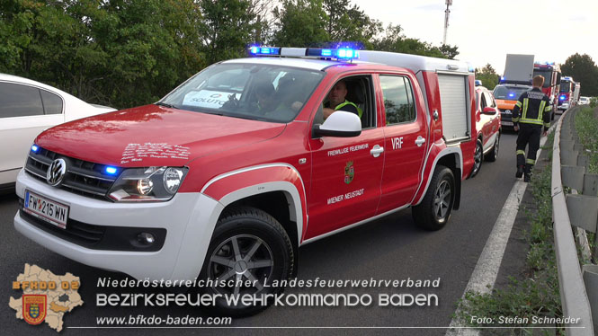 20220808 Verkehrsunfall auf der Abfahrtsrampe A2 Leobersdorf   Foto: Stefan Schneider BFKDO BADEN