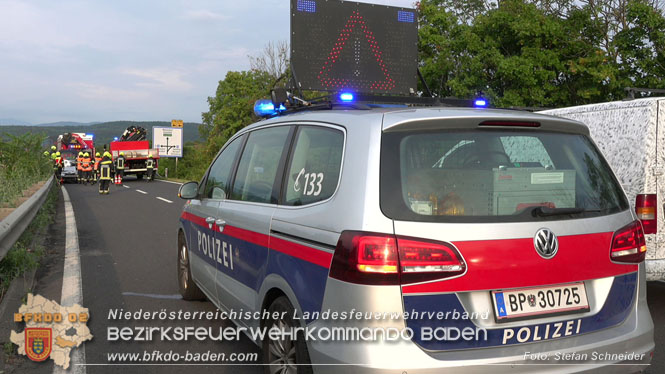20220808 Verkehrsunfall auf der Abfahrtsrampe A2 Leobersdorf   Foto: Stefan Schneider BFKDO BADEN